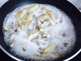 7、葱油蛏子,大火烧开至蛏子开壳即可关火