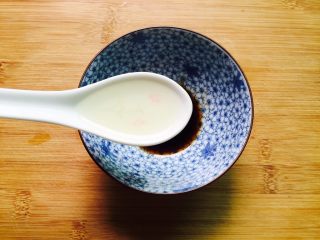 12、葱油蛏子,三勺蛏子汤搅拌均匀