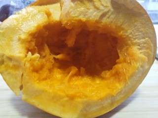 2、一键式，糙米南瓜腊肉饭,南瓜去瓤