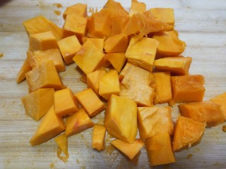 3、一键式，糙米南瓜腊肉饭,去皮，切块