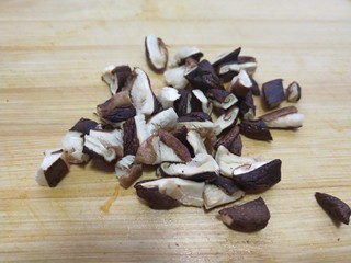 4、一键式，糙米南瓜腊肉饭,香菇切丁