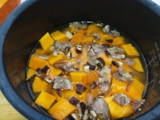 5、一键式，糙米南瓜腊肉饭,切好的食材一起放入锅中