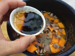 6、一键式，糙米南瓜腊肉饭,加入生抽