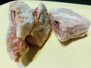 1、春笋排骨汤,肋排从冰冻中取出，解冻；