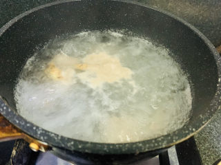 5、春笋排骨汤,煮开，这样可以很好的去除冰冻肋排的腥味；