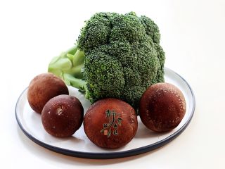 1、素炒香菇西兰花,主要食材合影。