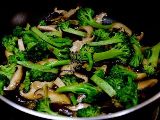 9、素炒香菇西兰花,炒至西兰花变色，微微变软时调入适量盐，炒匀关火。