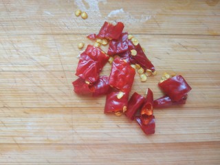 3、菠菜拌花生米,干红辣椒切小段