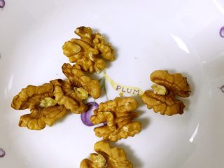 3、红豆薏米紫薯羹,去壳核桃仁3个