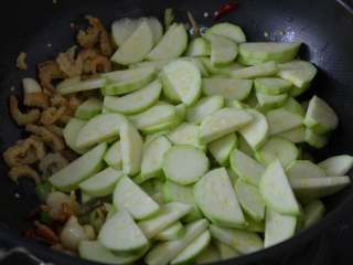 10、西葫芦炒海米,倒入西葫芦片。