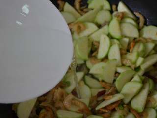 11、西葫芦炒海米,加小半碗水。