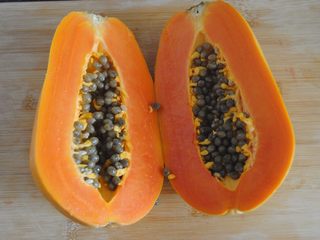 3、木瓜酸奶杯,木瓜切半去籽去皮