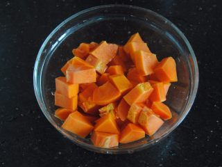 4、木瓜酸奶杯,切小块