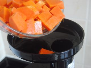 5、木瓜酸奶杯,倒入原汁机内