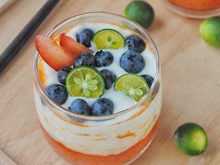 11、木瓜酸奶杯,放上蓝莓和青桔片，红布林片装饰