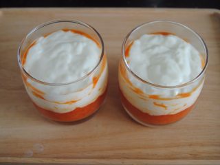 10、木瓜酸奶杯,再勺入老酸奶