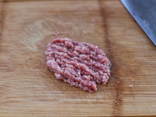 5、番茄肉酱意面,将猪肉剁成肉糜