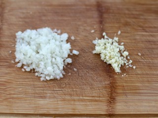 6、番茄肉酱意面,洋葱和大蒜剁成碎末