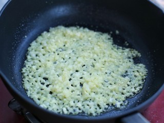 8、番茄肉酱意面,将洋葱和蒜末炒出香味