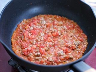 10、番茄肉酱意面,再倒入番茄碎翻炒均匀