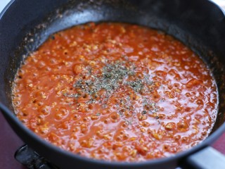 13、番茄肉酱意面,待酱汁粘稠后撒罗勒碎关火即可