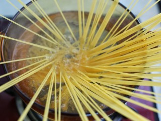 14、番茄肉酱意面,锅中烧开水放入一茶匙盐和橄榄油，将意大利面呈放射状放入锅中煮10分钟左右