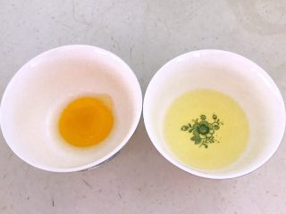 1、什锦虾仁,把鸡蛋的蛋黄和蛋清分离