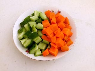 3、什锦虾仁,把黄瓜和胡萝卜切成小丁