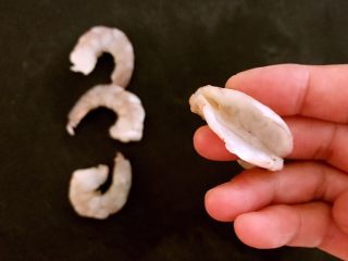 5、什锦虾仁,把虾仁从背部切开，切到1/2处，取出虾线