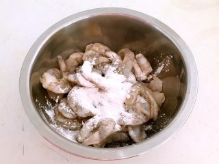 6、什锦虾仁,加入1勺干淀粉