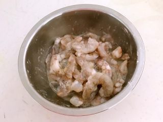 8、什锦虾仁,充分调匀
