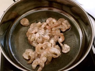 9、什锦虾仁,锅里加入大豆色拉油，烧热后加入虾仁
