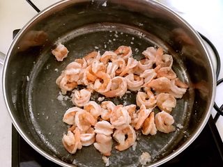 10、什锦虾仁,翻炒至虾仁变成红色