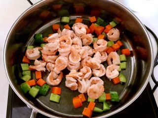 13、什锦虾仁,加入虾仁翻炒均匀