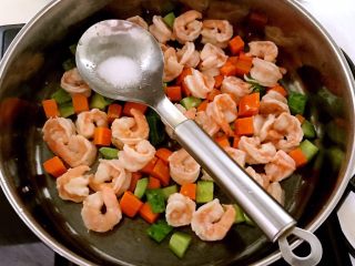 14、什锦虾仁,加入精盐调味