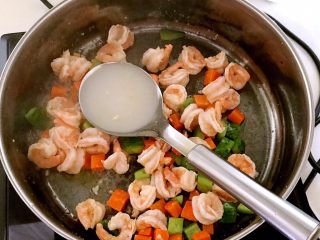 15、什锦虾仁,加入水淀粉勾汁