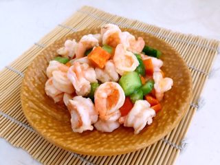 17、什锦虾仁,什锦虾仁出锅了，漂亮的虾仁，清爽的胡萝卜和黄瓜，清淡又爽口！