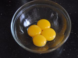 1、百香果蛋糕卷,鸡蛋分离出蛋黄