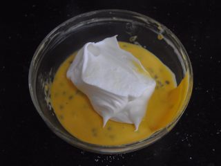 8、百香果蛋糕卷,取1/3蛋白放入蛋黄内