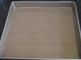 11、百香果蛋糕卷,准备好金盘,如果不能确定你家金盘不粘的请铺好油纸或油布哦