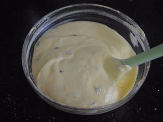 9、百香果蛋糕卷,翻拌均匀