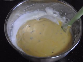 10、百香果蛋糕卷,再倒回蛋白内,翻拌均匀