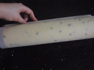 15、百香果蛋糕卷,用擀面杖辅助卷起,定型