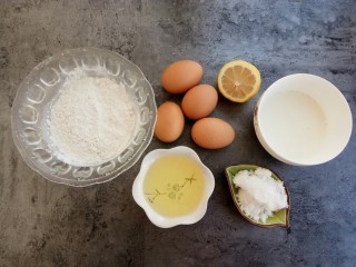 1、松软可口~戚风蛋糕(六寸版),食材:鸡蛋4个、低筋面粉80克、牛奶60克、白糖60克(我只有用了30克,宝宝吃少糖比较好)、玉米油45g