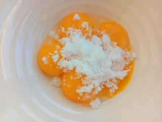 3、松软可口~戚风蛋糕(六寸版),白糖放入蛋黄中