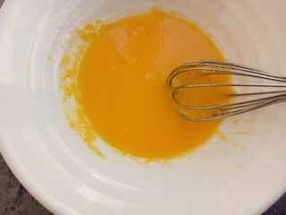 4、松软可口~戚风蛋糕(六寸版),用打蛋器搅拌均匀