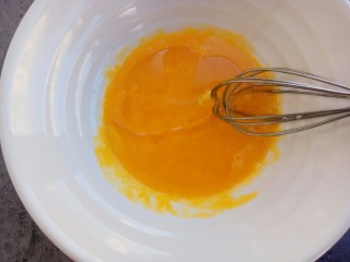 5、松软可口~戚风蛋糕(六寸版),再加入牛奶和玉米油搅拌均匀