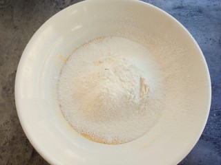 7、松软可口~戚风蛋糕(六寸版),这个步骤不能省略哦,一定要用筛子筛