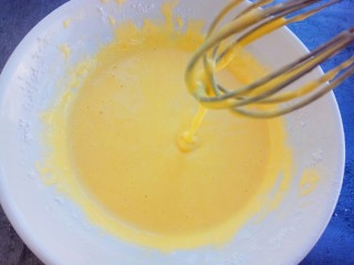 9、松软可口~戚风蛋糕(六寸版),搅拌好的液体成粘稠顺滑状