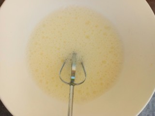 11、松软可口~戚风蛋糕(六寸版),用电动打蛋器打出鱼眼大泡